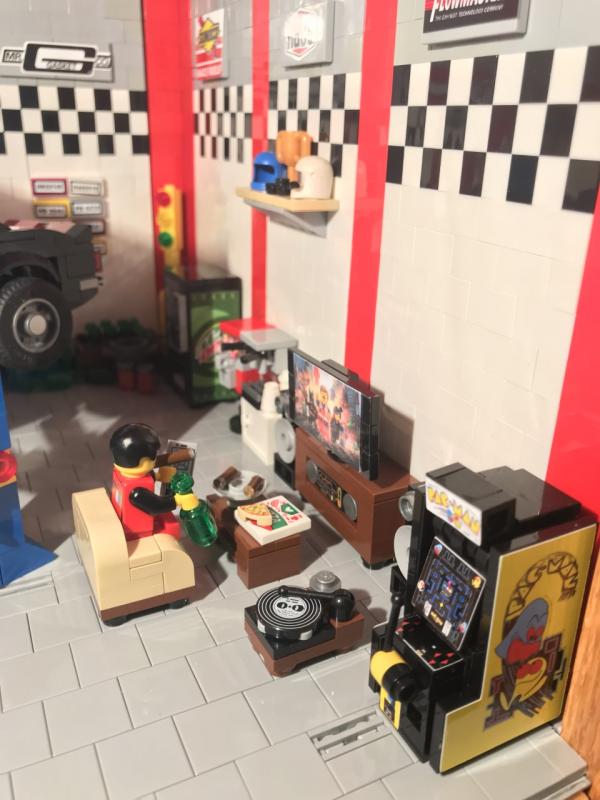 med_1544486011-Lego_Diorama_Full_Lounge.