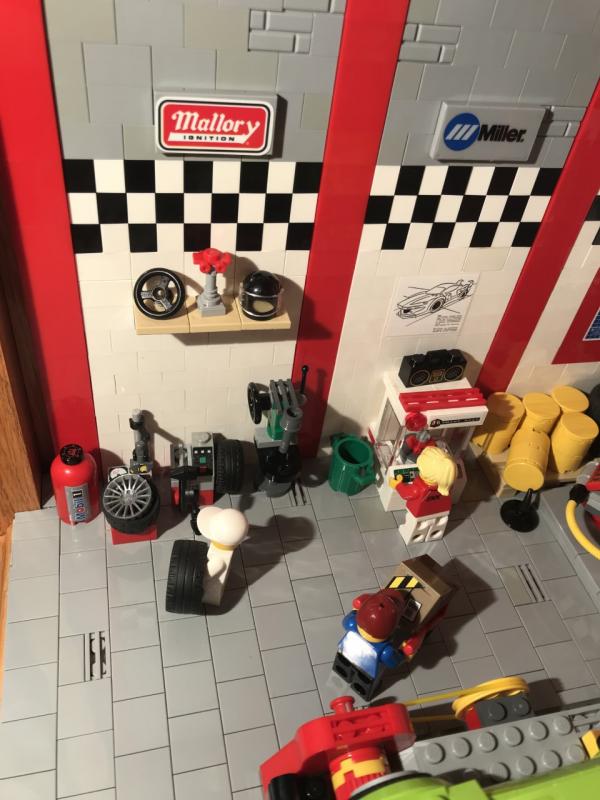 med_1544486034-Lego_Diorama_Full_Tire_Se